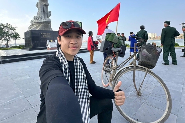 Chàng trai 10X đạp xe xuyên Việt trên xe đạp cũ để xem duyệt binh
