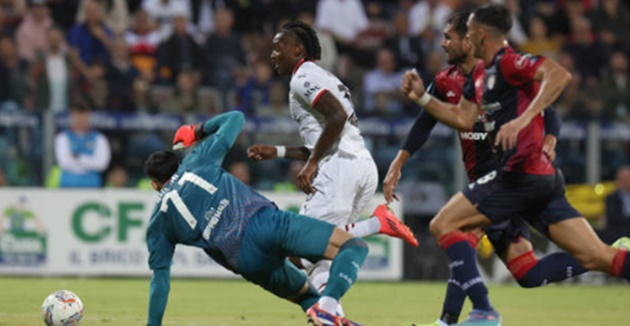 Milan bỏ lỡ chiến thắng trước Cagliari, nhưng Leao tiếp tục là điểm sáng