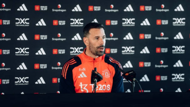 Van Nistelrooy hướng đến chiến thắng cùng Man United trước trận cuối gặp Leicester