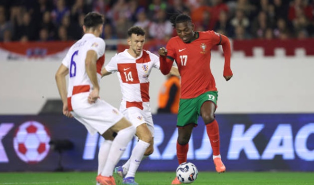  Barca như 'vòi rồng' với Rafael Leao và Jonathan David