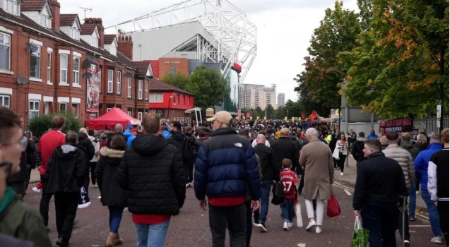 Manchester United bị chỉ trích vì tăng giá vé