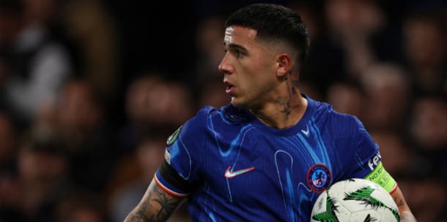 Enzo Fernandez cổ vũ tinh thần đồng đội trước trận đấu quan trọng giữa Chelsea và Arsenal