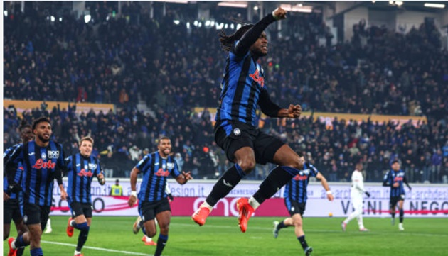 Lookman ra đòn kết liễu Milan, Atalanta lên ngôi đầu bảng
