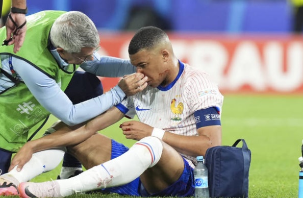 5 điểm nhấn Áo 0-1 Pháp: 1 bàn đổ máu; Ngả mũ với Kante