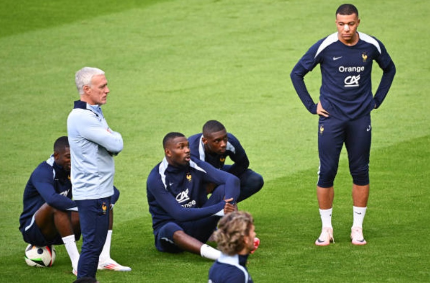 Ảnh bài viết Trở lại sân tập, Mbappe tỏ rõ thái độ với dàn sao tuyển Pháp