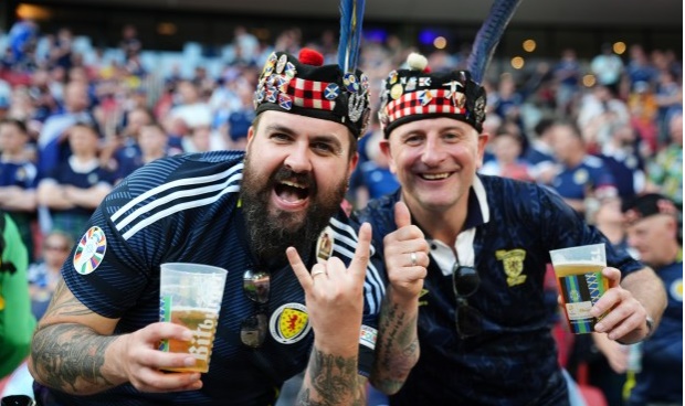 Fan Scotland làm huyên náo Rhein Energie