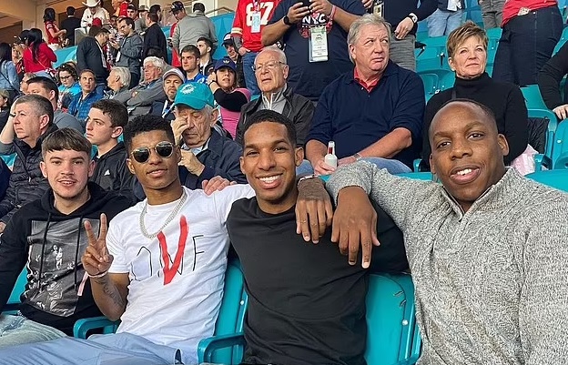 Tuyển Anh bạc nhược, anh trai Rashford đăng thông điệp ẩn ý