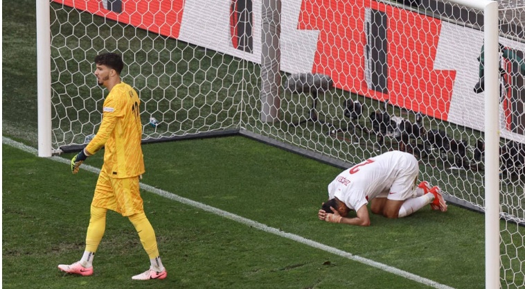 Sao M.U hóa trò hề tại EURO, Gary Neville lên tiếng