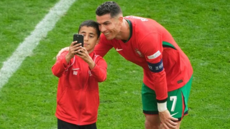 Ronaldo khiến trận đấu 4 lần ngắt quãng