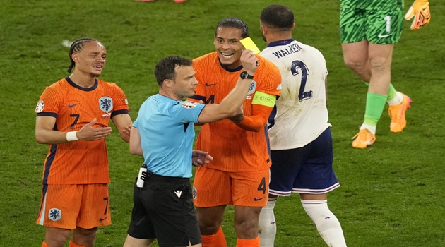 Van Dijk bức xúc với trọng tài trận Anh - Hà Lan