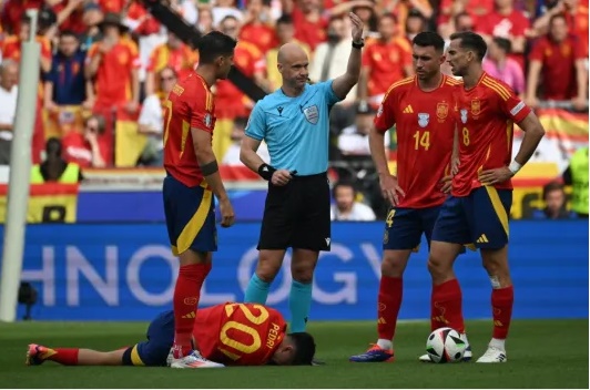  "Pha vào bóng của Kroos với Pedri xứng đáng bị thẻ đỏ"