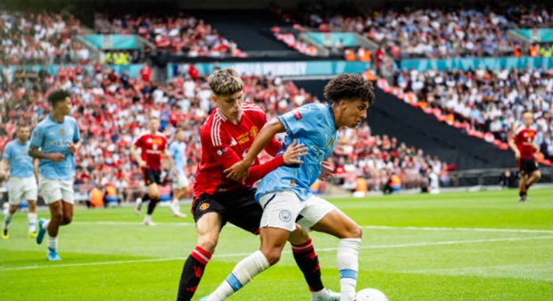 Nhiều cầu thủ trẻ xuất hiện trong trận Siêu cúp.