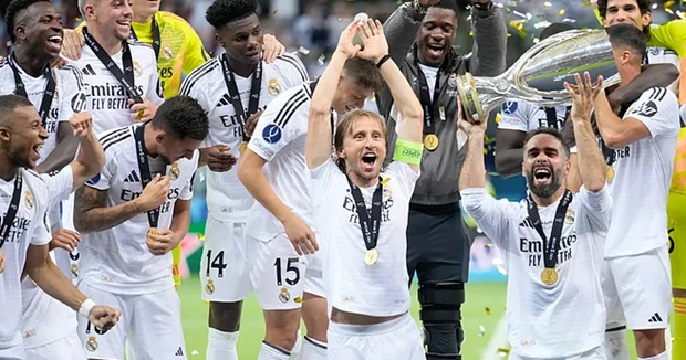 Modric và Ancelotti đi vào lịch sử