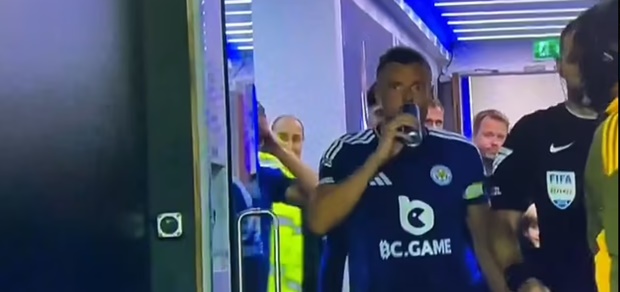 Vardy uống "lon bò húc" 12 phút trước khi ghi bàn 