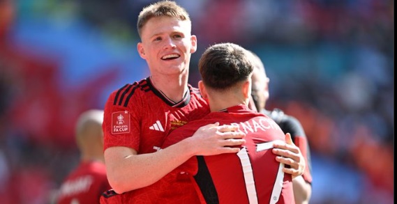 NÓNG! Scott McTominay trên đường rời M.U