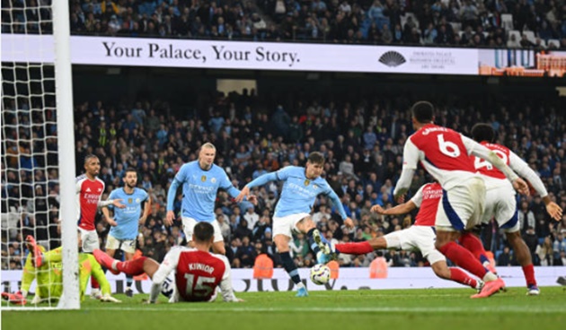 Ảnh bài viết Nghiệt ngã phút cuối, 10 người Arsenal vỡ mộng trước Man City