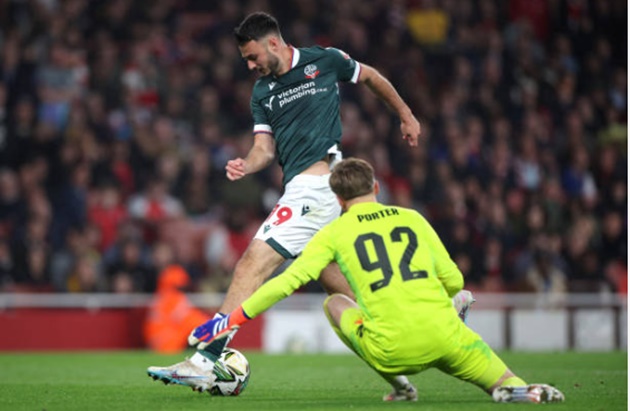 Arsenal trình làng thủ thành 16 tuổi, Ramsdale phản ứng
