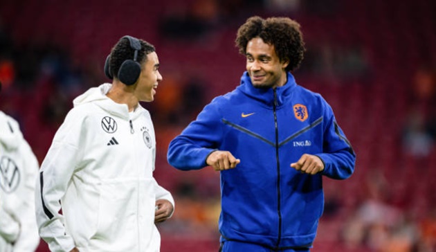 Có Kompany, bạn thân của Zirkzee khó đến M.U