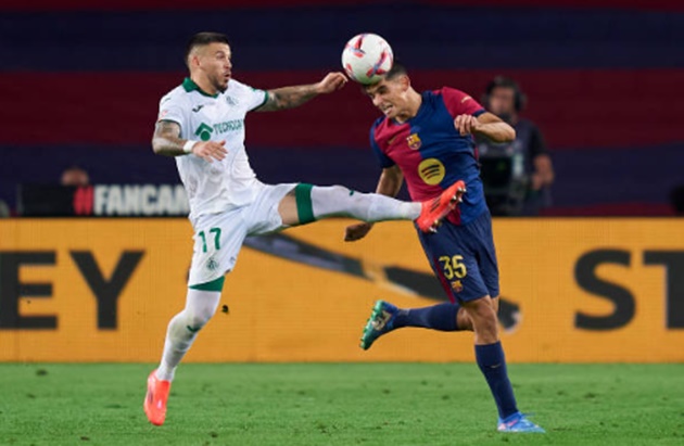 Fan Real Madrid bị đuổi khỏi khán đài trận Barca 1-0 Getafe