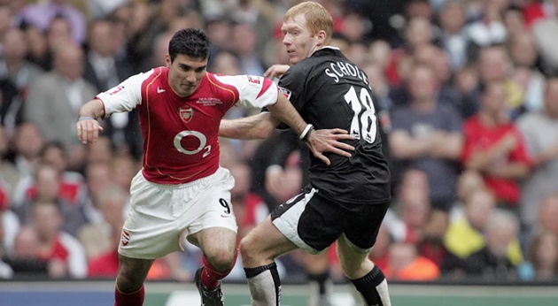Vì sao Arsenal mặc trang phục trắng trước Man Utd?