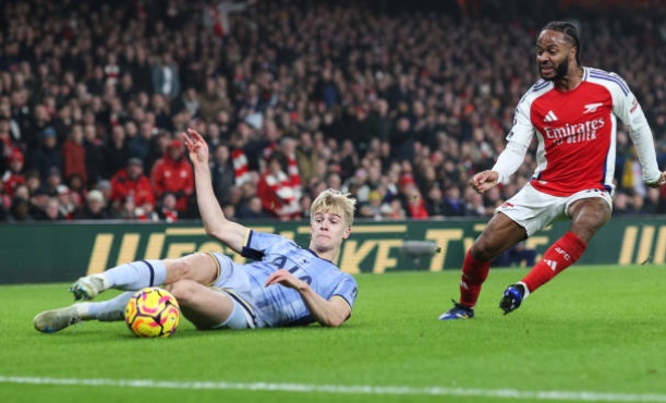 Ferdinand chỉ ra cầu thủ ''quá đơn giản'' của Arsenal