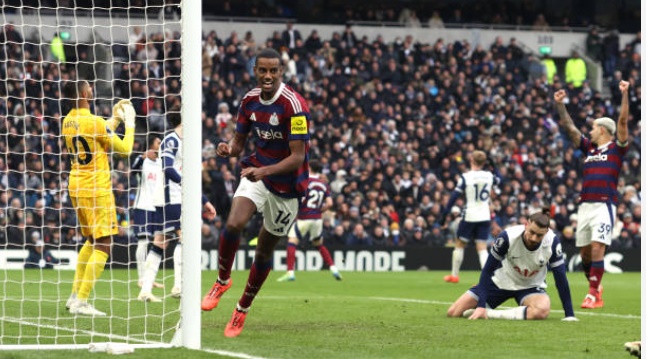 VAR gây tranh cãi, Tottenham thua ngược Newcastle