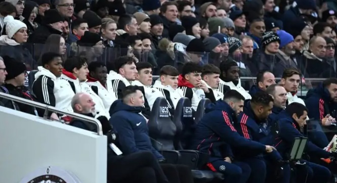 Ảnh bài viết Thấy gì từ băng ghế dự bị toàn sao trẻ của MU?