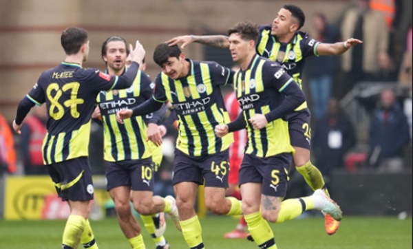 Tân binh Man City lập công may mắn 