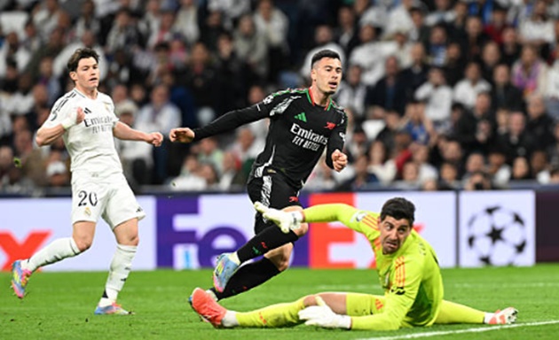 Courtois: Arsenal đã đè bẹp Real