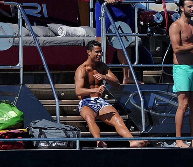  Siêu sao người Bồ Đào Nha chỉ có vài ngày nghỉ ngơi sau mùa giải khắc nghiệt. Ngay khi kết thúc màn ăn mừng ngôi vô địch Champions League hoành tráng với Real, Ronaldo lên du thuyền lao ra hòn đảo xinh đẹp Ibiza, Tây Ban Nha.