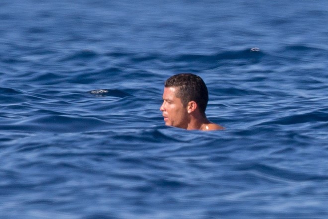  Chủ công kiêm đội trưởng của tuyển Bồ Đào Nha đắm mình trong làn nước biển xanh ngắt, vừa để hồi phục thể lực, vừa rèn luyện sức bền cho những trận đấu khốc liệt trước mắt.