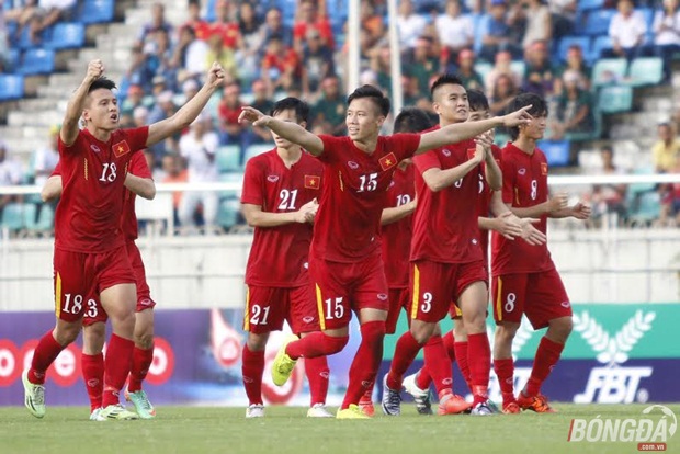 Niềm vui của các cầu thủ Việt Nam khi vượt qua ĐT Hong Kong (TQ) trên chấm 11m để có mặt ở trận chung kết AYA Bank Cup 2016 trên đất Myanamar. Ảnh: Gia Minh.