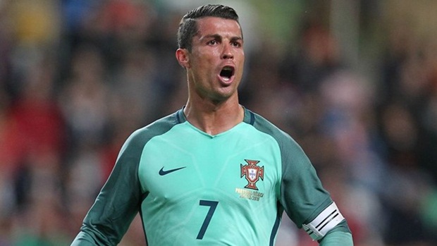 ĐT Bồ Đào Nha: Nếu ghi được bàn tại giải đấu năm nay, Ronaldo sẽ trở thành cầu thủ đầu tiên ghi bàn tại 4 kỳ EURO liên tiếp. Ngoài ra anh cũng đang nhắm đến việc phá kỷ lục ghi nhiều bàn thắng nhất ở EURO do Michael Platini nắm giữ (9 bàn). Ronaldo hiện có 6 bàn.