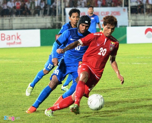 Singapore (áo xanh) có trận đấu thành công về đấu pháp để đánh bại Myanmar 1-0.