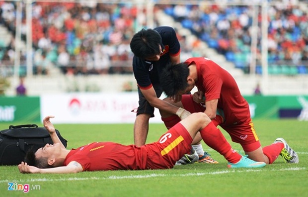 Công Vinh bị chuột rút nặng sau khi kết thúc 90 phút thi đấu chính thức giữa Việt Nam vs Hong Kong.