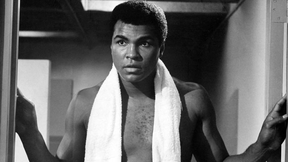  The Greatest (1977): Trong bộ phim tiểu sử năm 1977, đích thân Ali sắm vai bản thân và kể lại cuộc đời mình. Nội dung phim bao gồm nhiều cột mốc quan trọng, như chiến thắng tại Olympic của ông dưới tên Cassius Clay, việc chuyển tín ngưỡng sang đạo Hồi và đổi tên thành Muhammad Ali, sự kiện từ chối tham gia chiến tranh Việt Nam, những tranh chấp pháp lý sau khi ông bị tước đai vô địch thế giới… Ảnh: Internet.