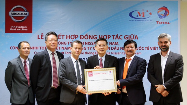 Lãnh đạo Nissan Việt Nam, TOTAL Việt Nam và Việt Mỹ cùng ký kết hợp đồng.
