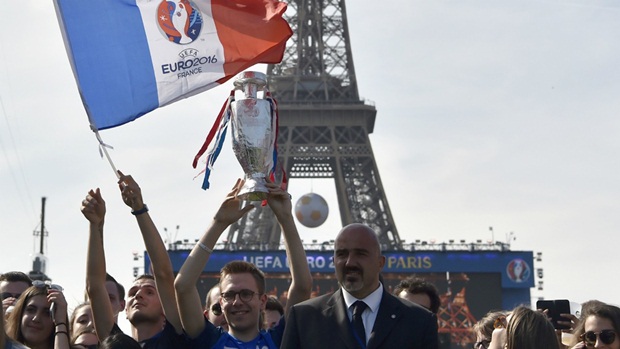 Những CĐV Pháp rất muốn chứng kiến Les Blues đăng quang trên sân nhà.