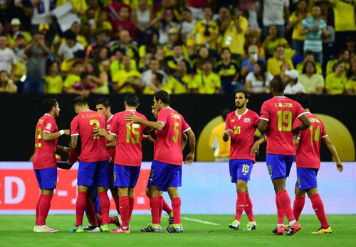 Các cầu thủ Costa Rica ăn mừng bàn thắng mở tỷ số.