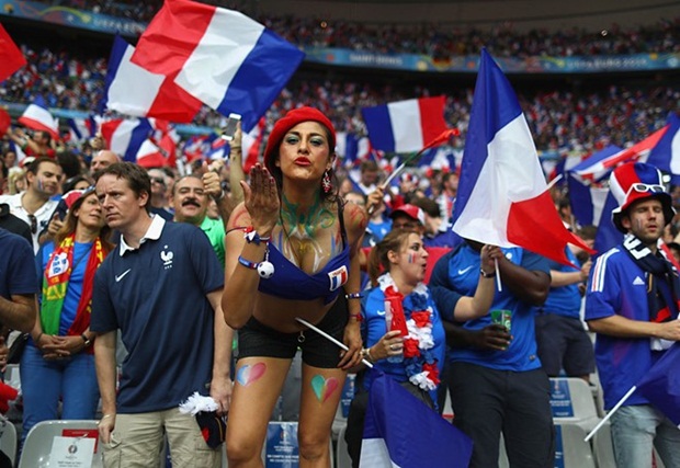 World Cup 2022 đã đến và chúng ta đã sẵn sàng để cổ vũ cho chiến thắng của đội tuyển Pháp. Hãy cùng nhìn lại những hình ảnh và kỷ niệm của Euro 2016 cùng với sự thành công của đội tuyển trong quá khứ để đánh bại tất cả các đối thủ để trở thành nhà vô địch mới.