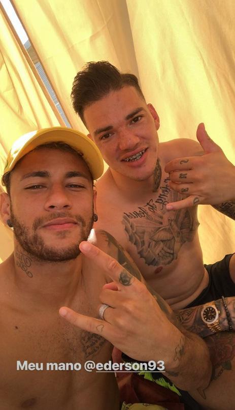 Vừa đến Nga, Neymar rủ đồng đội đi tắm nắng - Bóng Đá