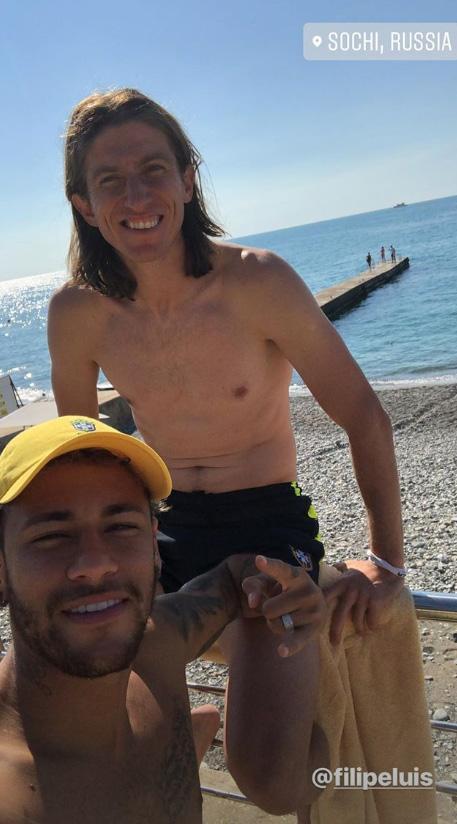 Vừa đến Nga, Neymar rủ đồng đội đi tắm nắng - Bóng Đá