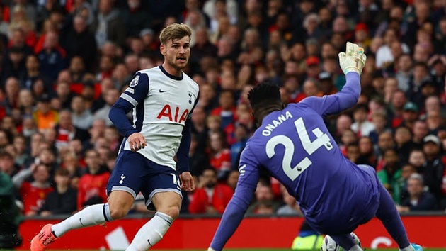 “Hố đen” xuất hiện, Man Utd may mắn chỉ thua 3 bàn