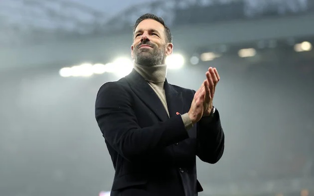 CĐV Man Utd gửi lời cảm ơn đến Van Nistelrooy trước khi Ruben Amorim tiếp quản