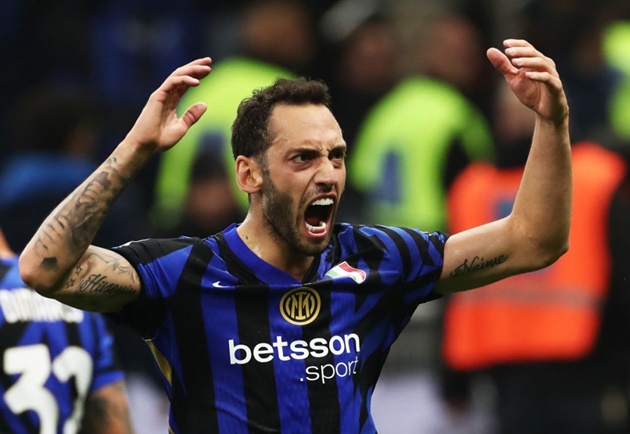 Hỏng phạt đền, Calhanoglu gửi lời xin lỗi sau trận hòa Napoli