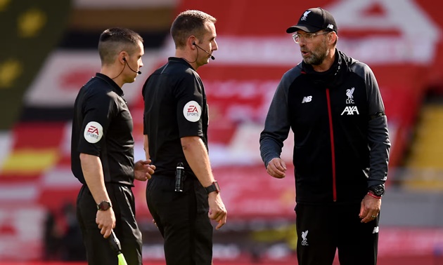 Lăng mạ và xử ép Liverpool: Thảm họa của giới cầm còi làm rung chuyển Premier League
