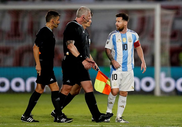 Messi giận dỗi, từ chối phát biểu sau trận thua Paraguay