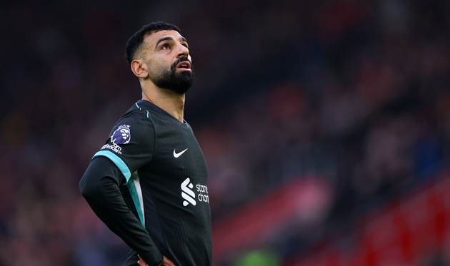 Van Dijk nở nụ cười "ám chỉ" sau phát biểu của Salah