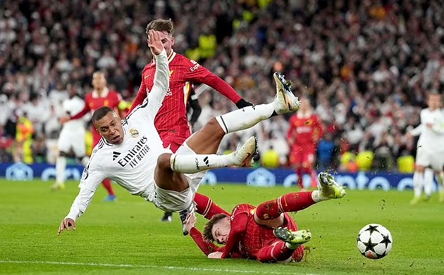Bradley gây sốt vì làm Mbappe bẽ mặt