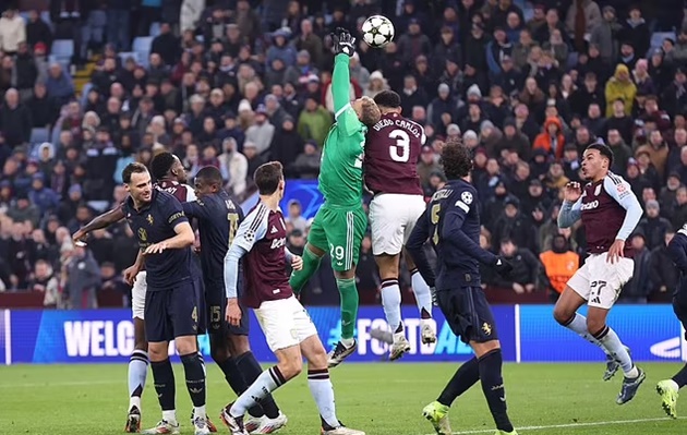 Watkins chỉ trích quyết định của trọng tài, Juventus hưởng lợi